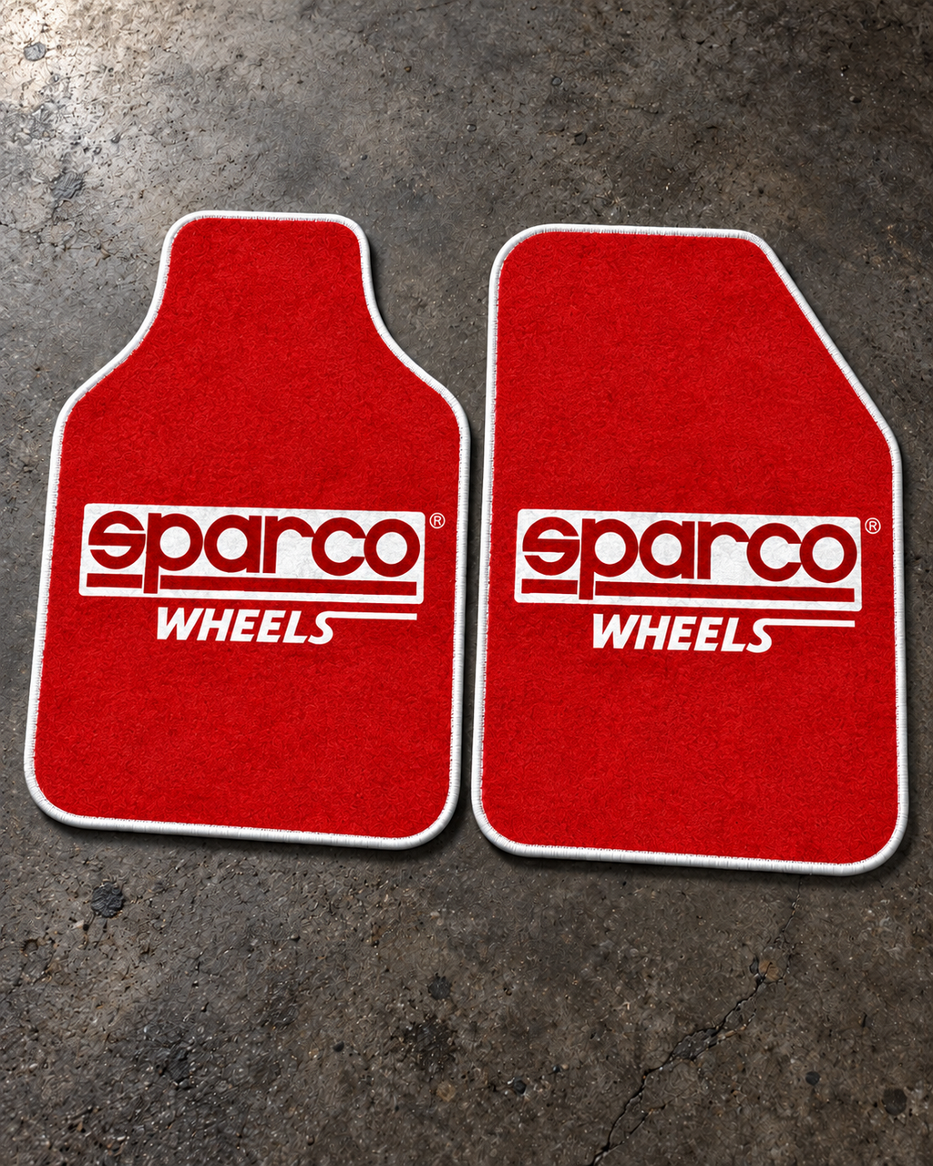 Sparco Kırmızı İmza — beton zeminde ön paspaslar — son kalıp, beyaz overlok