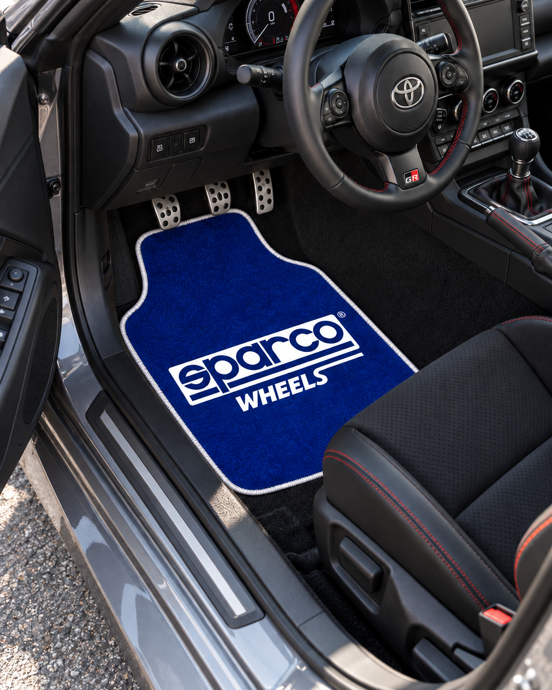 Sparco Lacivert İmza — sol sürücü kapısından araç içi — son kalıp, beyaz overlok