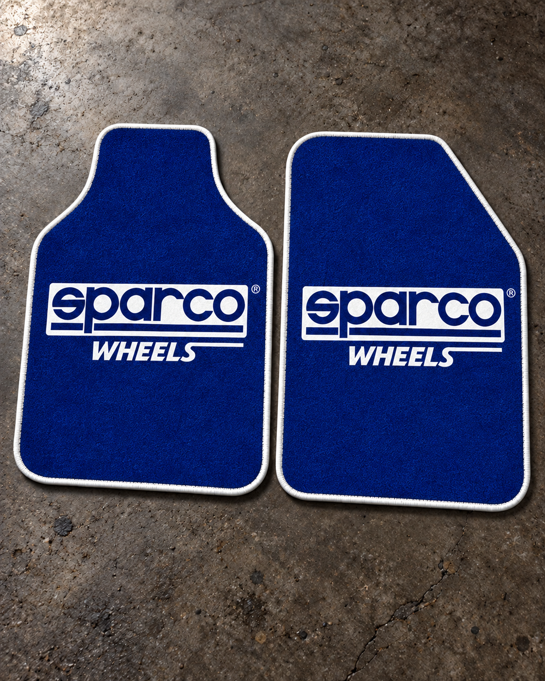 Sparco Lacivert İmza — beton zeminde ön paspaslar — son kalıp, beyaz overlok