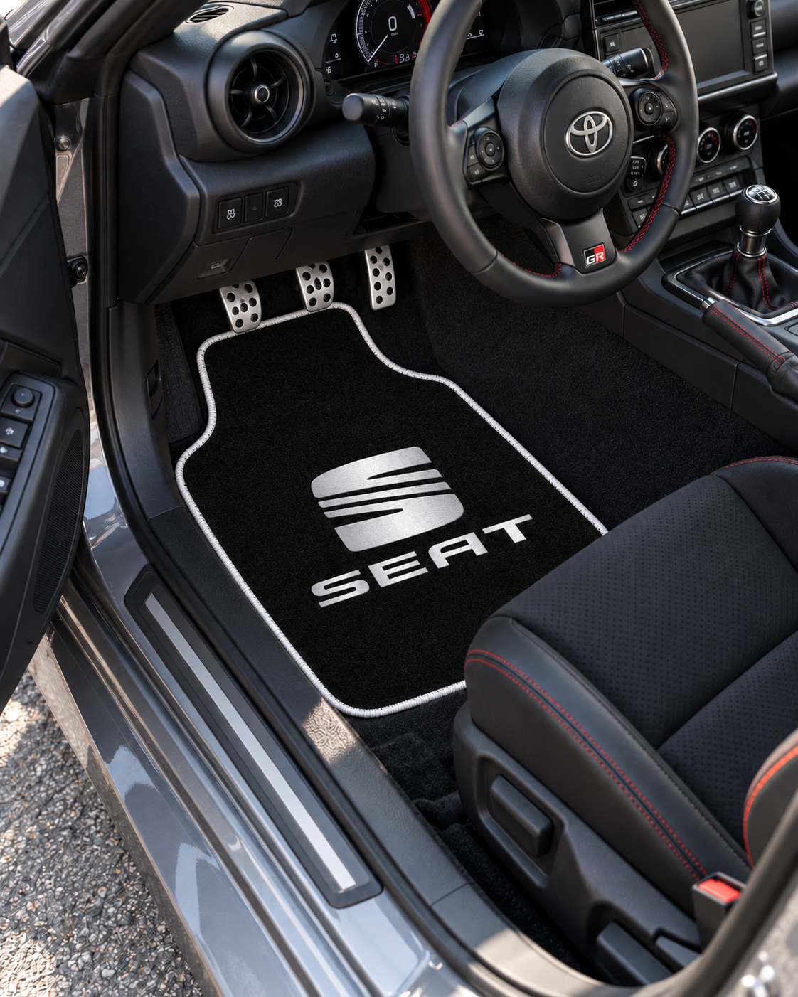 Seat Gece Amblemi — sol sürücü kapısından araç içi — son kalıp, beyaz overlok