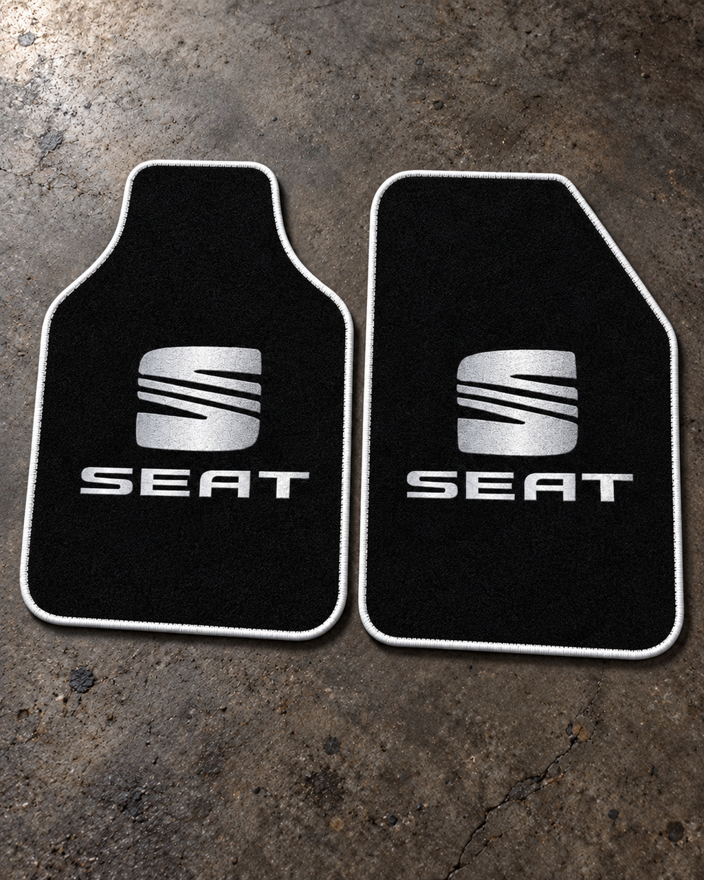 Seat Gece Amblemi — beton zeminde ön paspaslar — son kalıp