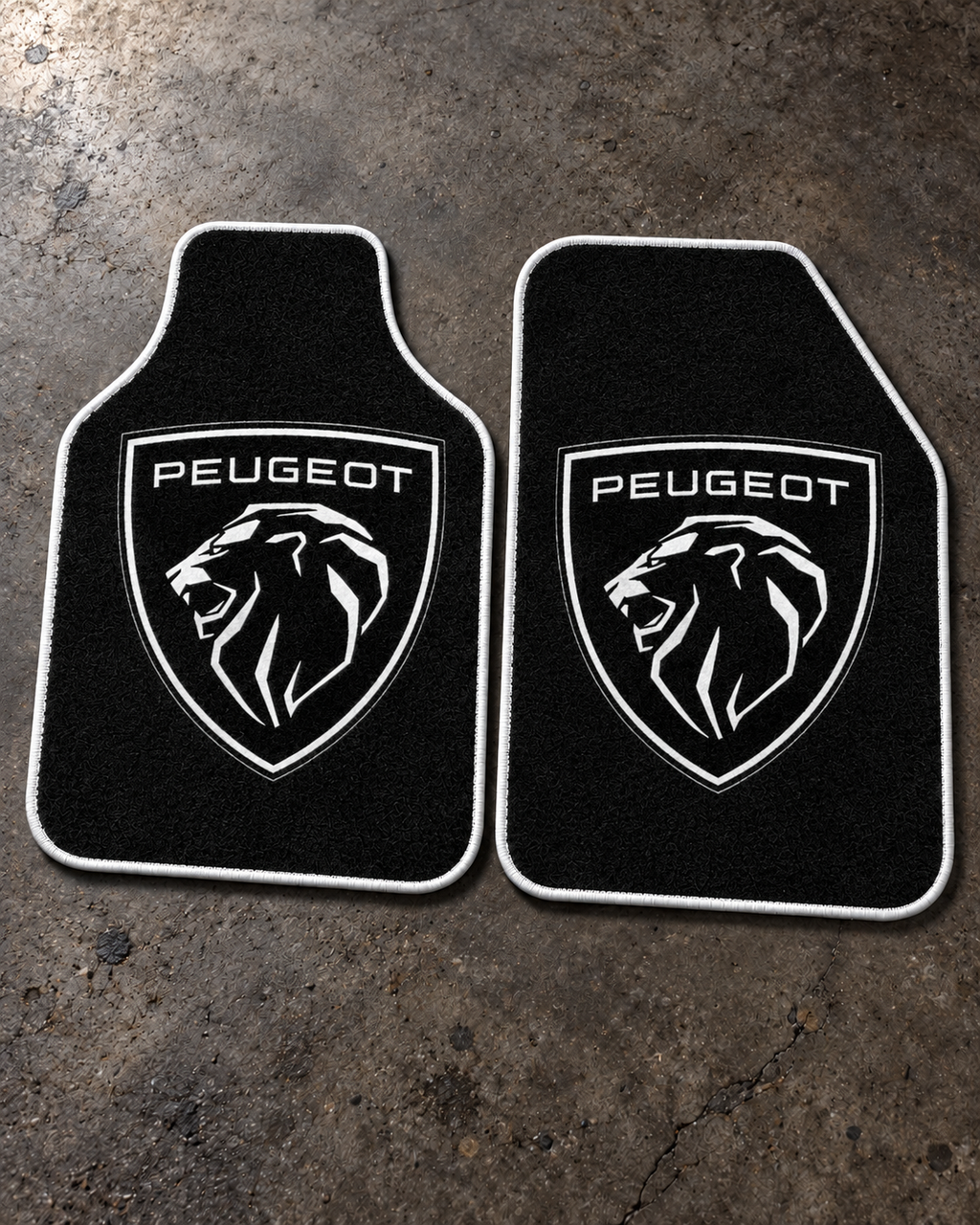 Peugeot Gece Amblemi — beton zeminde ön paspaslar — son kalıp, beyaz overlok