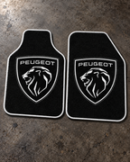 Peugeot Gece Amblemi — beton zeminde ön paspaslar — son kalıp, beyaz overlok
