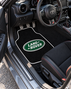 Land Rover Gece Amblemi — sol sürücü kapısından araç içi — son kalıp