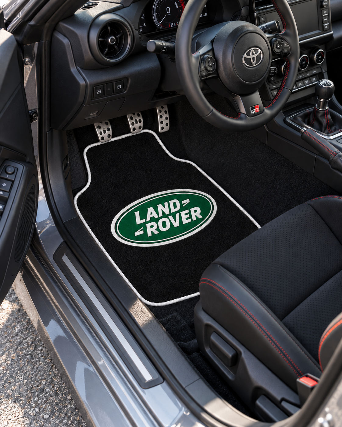 Land Rover Gece Amblemi — sol sürücü kapısından araç içi — son kalıp, beyaz overlok