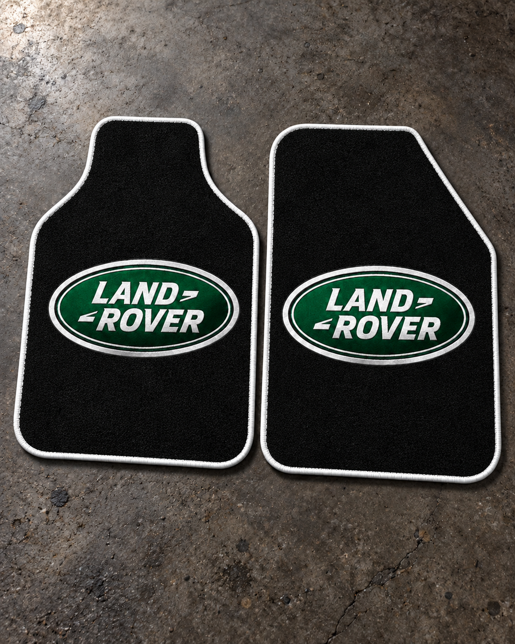 Land Rover Gece Amblemi — beton zeminde ön paspaslar — son kalıp