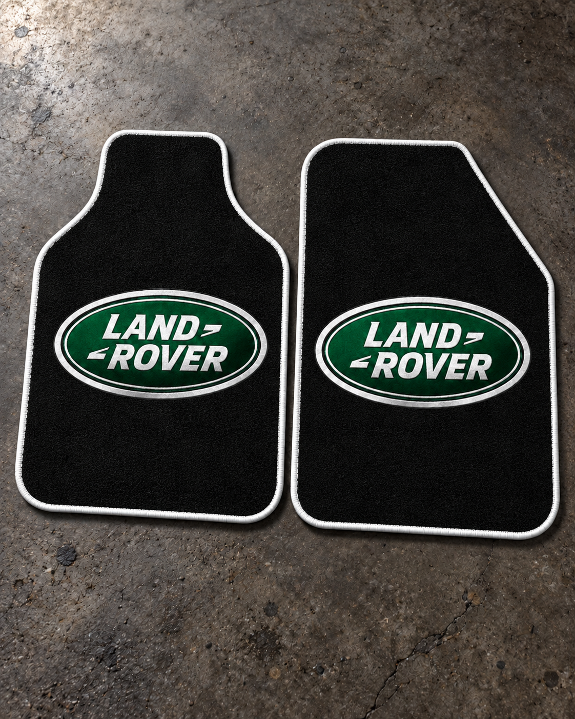 Land Rover Gece Amblemi — beton zeminde ön paspaslar — son kalıp, beyaz overlok