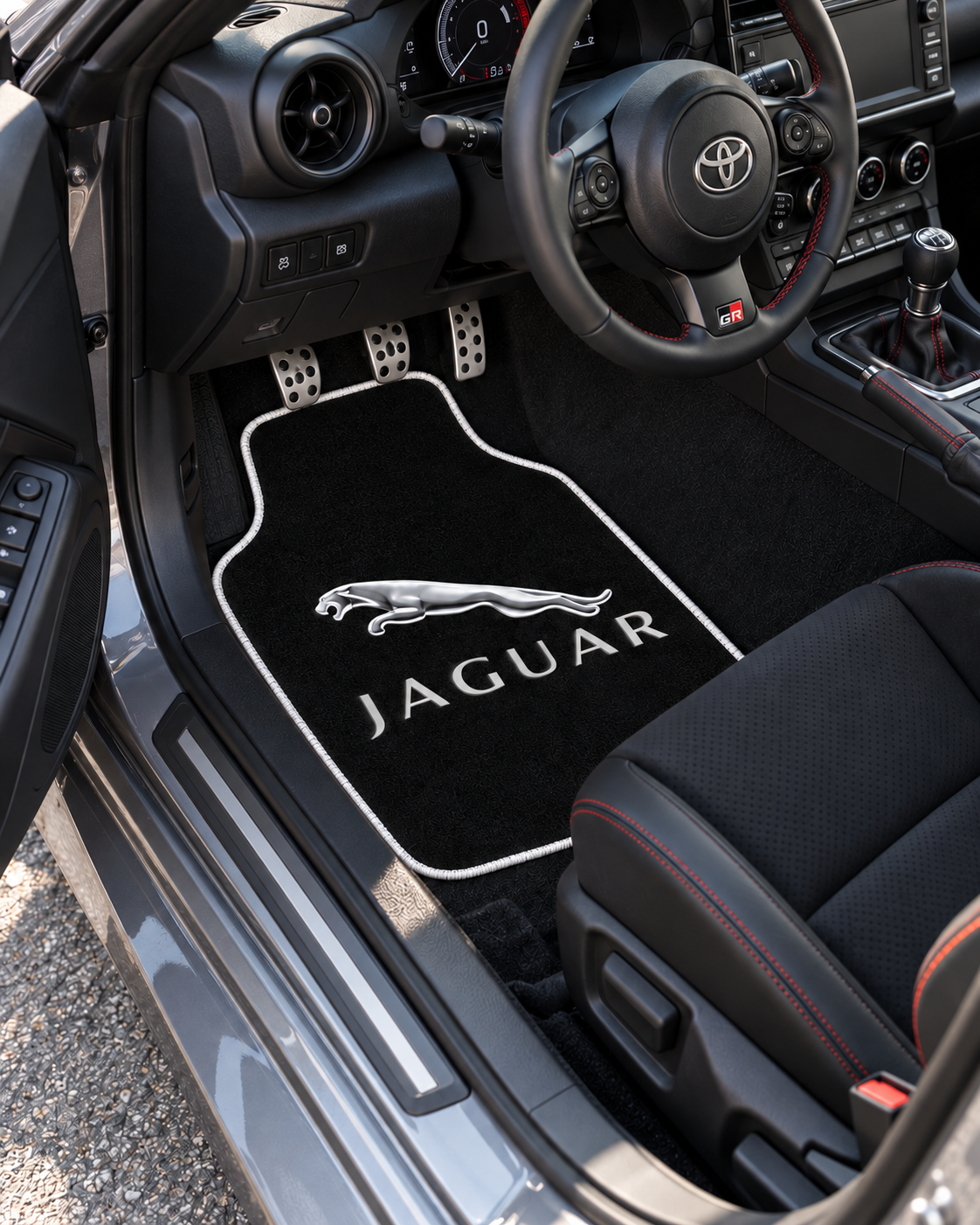 Jaguar Gece Amblemi — sol sürücü kapısından araç içi — son kalıp, beyaz overlok