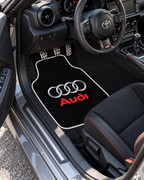 Audi Gece Amblemi — sol sürücü kapısından araç içi — son kalıp, beyaz overlok