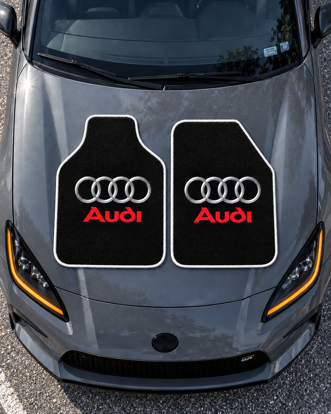 Audi Gece Amblemi — tepeden gri GR86 kaputu — son kalıp, beyaz overlok