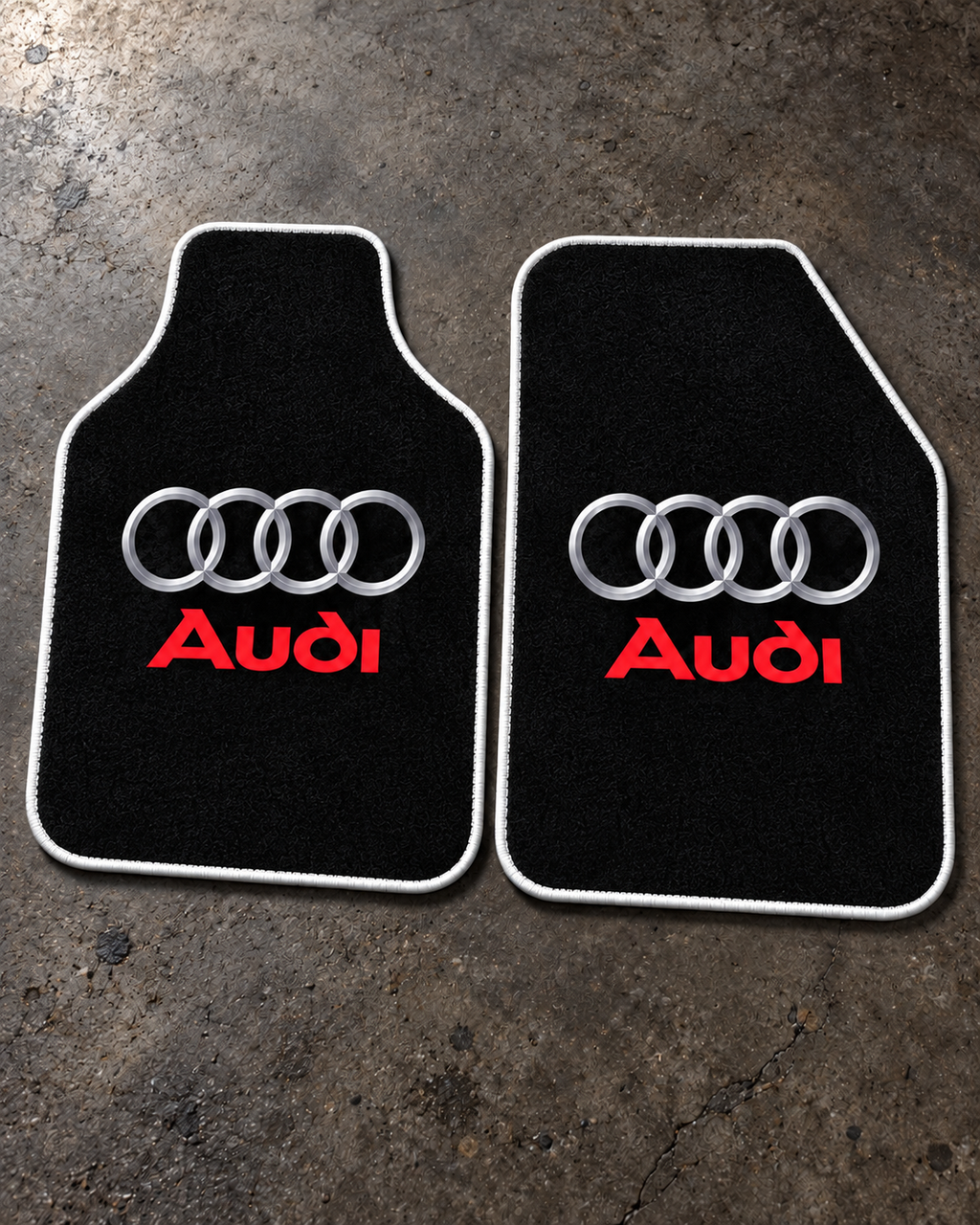 Audi Gece Amblemi — beton zeminde ön paspaslar — son kalıp, beyaz overlok