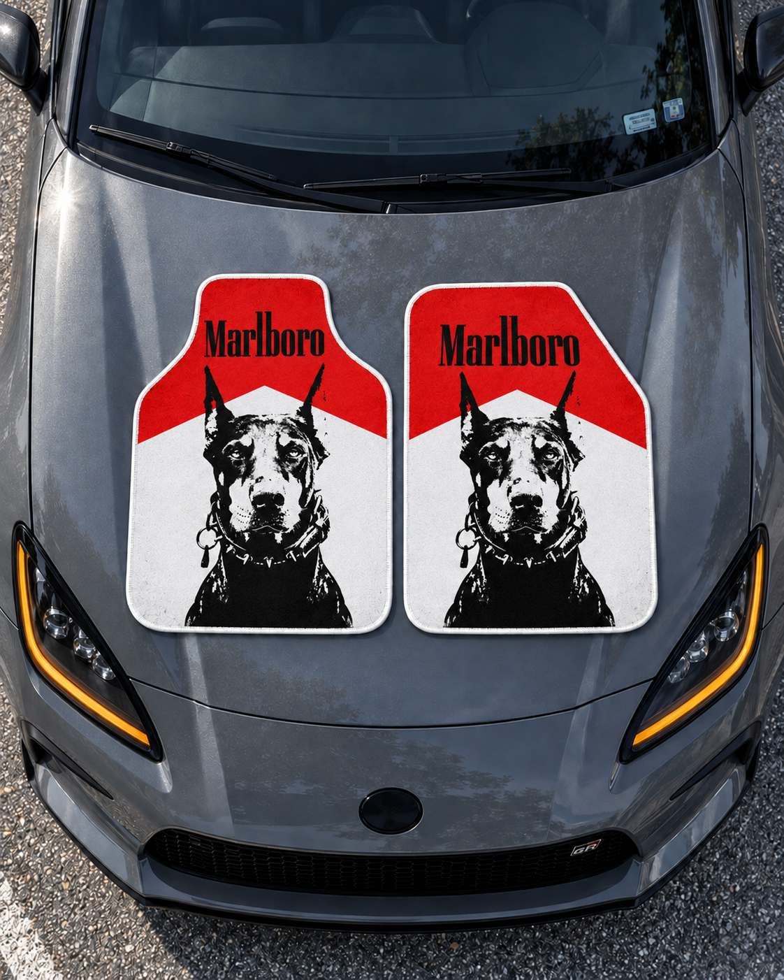 Doberman Pop — tepeden gri araç kaputu — yeni kalıp, beyaz overlok