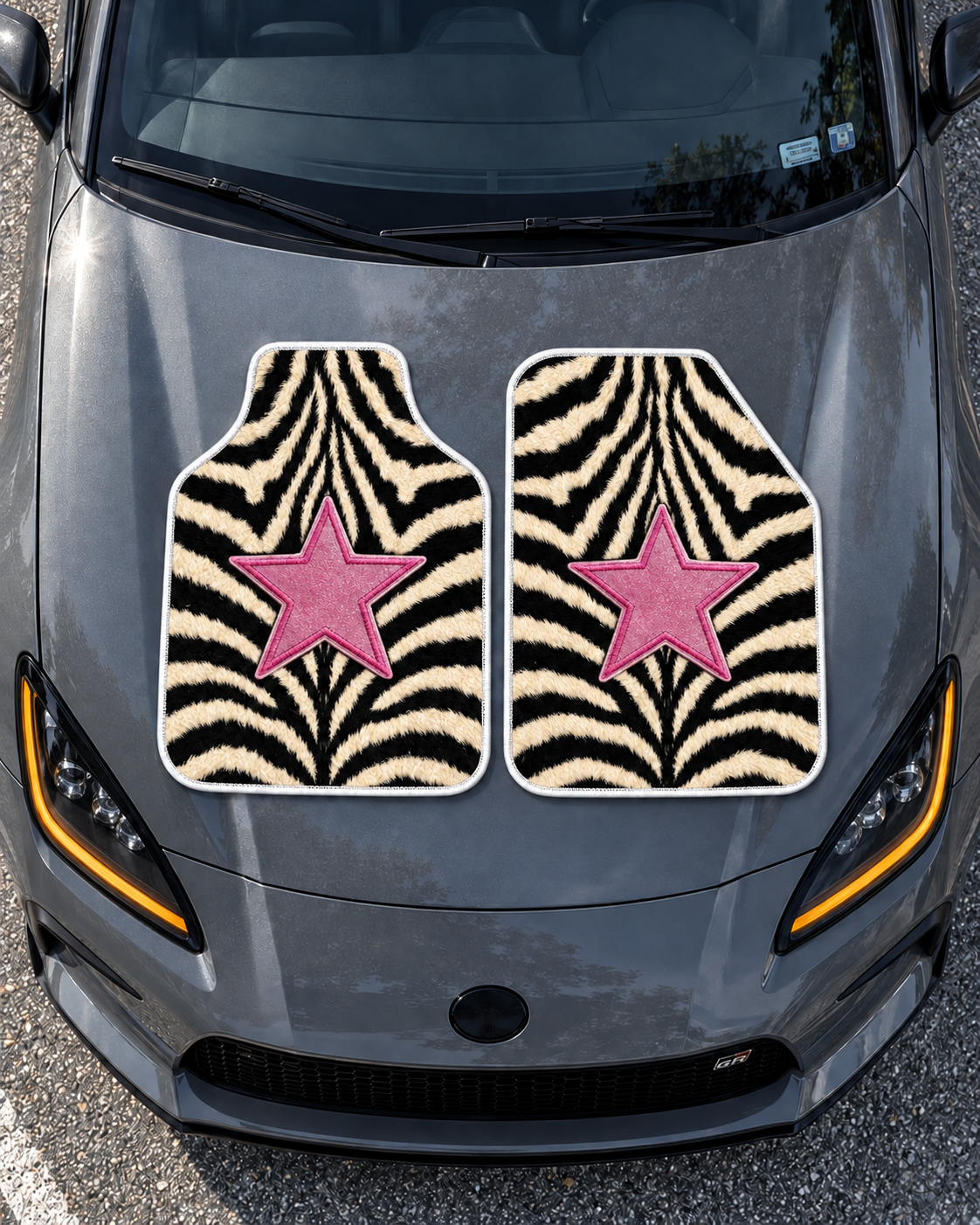 Zebra Pembe Arma — tepeden gri GR86 kaputu — son kalıp, beyaz overlok