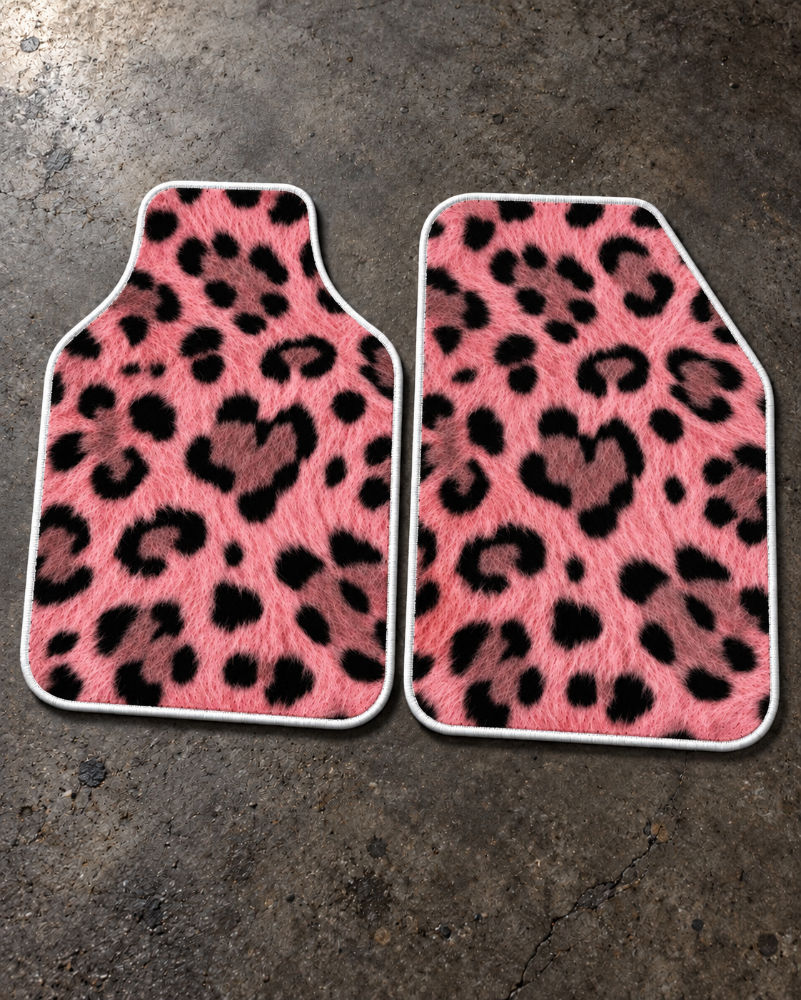 Pembe Pelüş Leopar — beton zeminde ön paspaslar — son kalıp, beyaz overlok