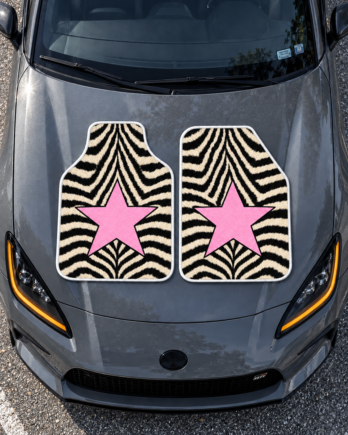 Zebra Pembe Yıldız — tepeden gri GR86 kaputu — son kalıp, beyaz overlok